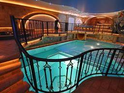 Piscina ubicada en el ático
